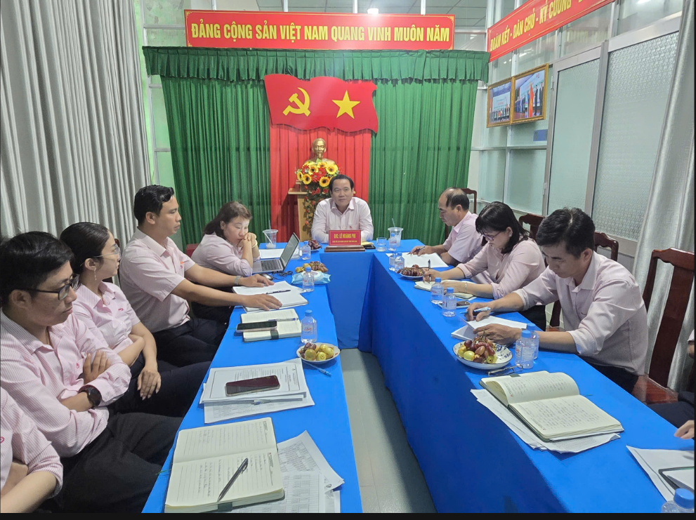 ÔNG LÊ HOÀNG PHI – GIÁM ĐỐC CHI NHÁNH NGÂN HÀNG CHÍNH SÁCH XÃ HỘI TỈNH VĨNH LONG LÀM VIỆC VỚI PHÒNG GIAO DỊCH DUYÊN HẢI