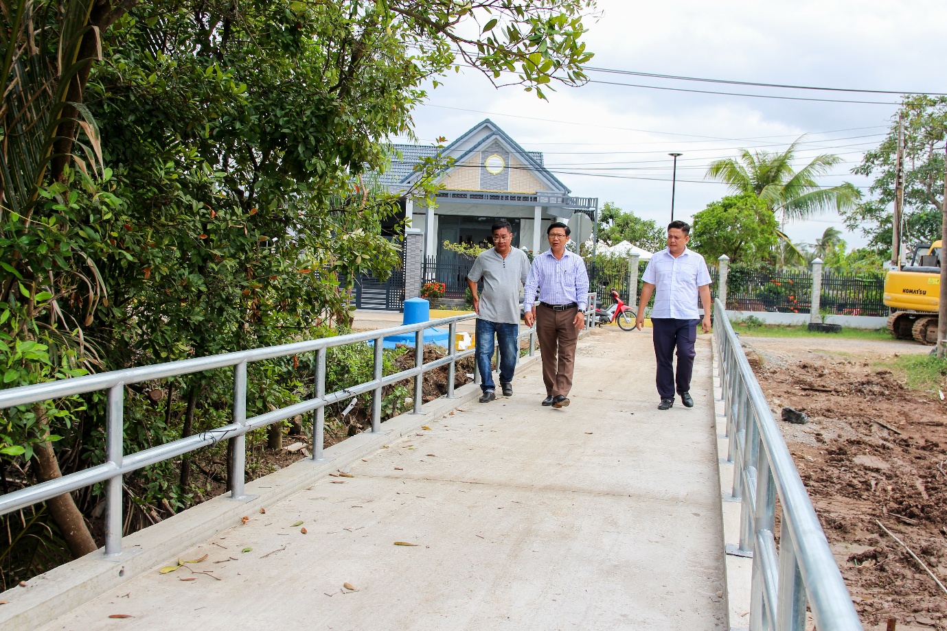 Chủ tịch UBND phường Duyên Hải kiểm tra kết quả sửa chữa cầu Kênh 2
