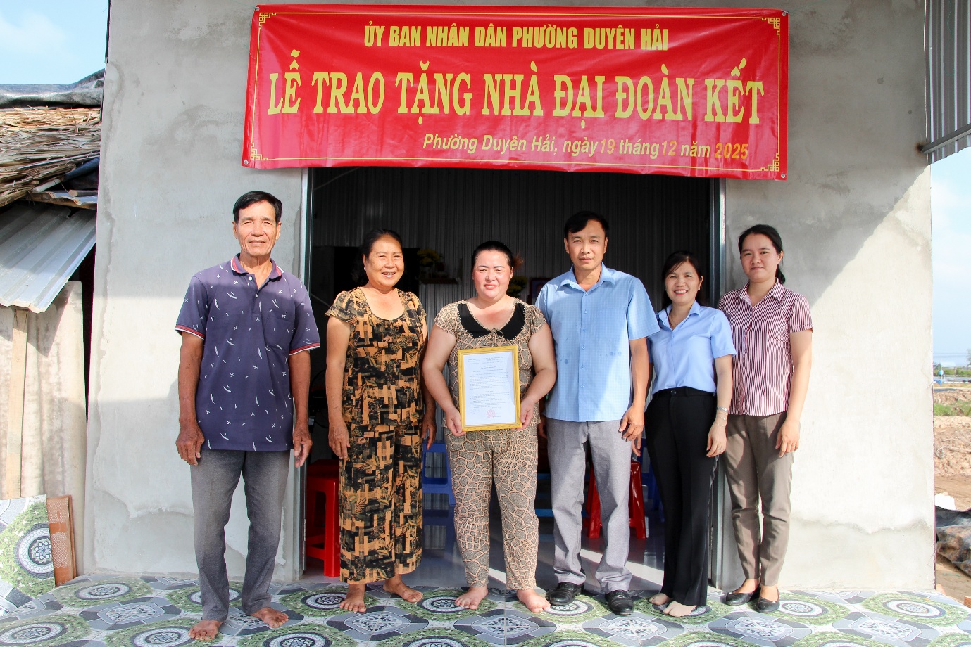 Phường Duyên Hải trao tặng nhà Đại đoàn kết cho gia đình có hoàn cảnh khó khăn