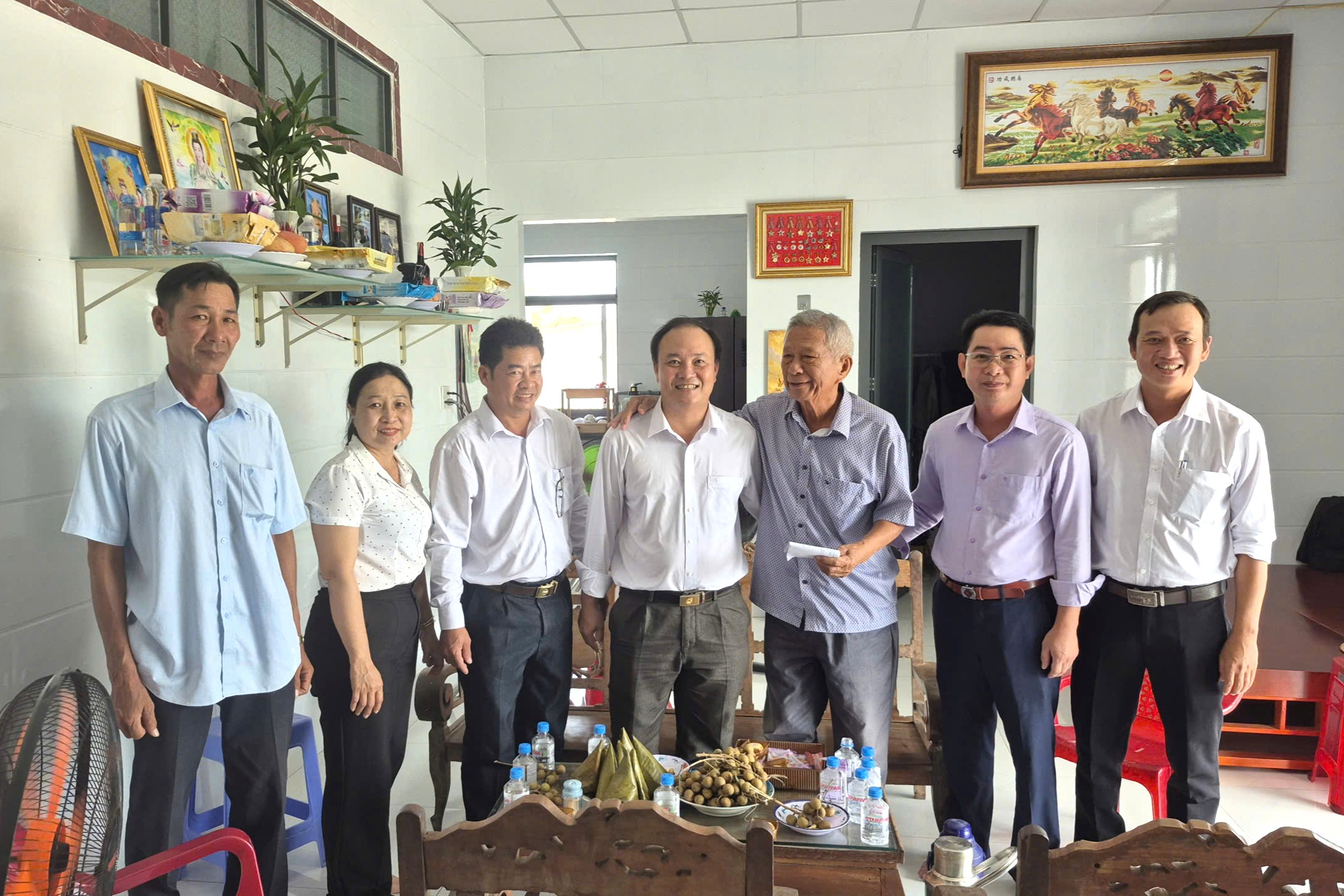 Lãnh đạo phường Duyên Hải thăm, tặng quà các gia đình tiêu biểu nhân dịp Tết Chôl Chnăm Thmây