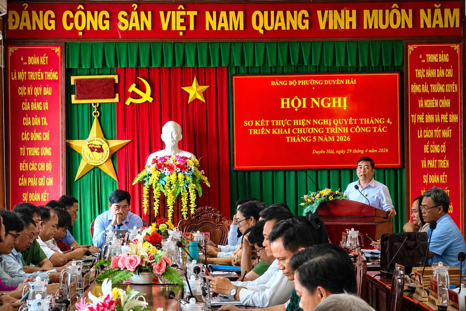 Đảng ủy phường Duyên Hải tổ chức hội nghị sơ kết tháng 4, trao Huy hiệu Đảng và viếng Nghĩa trang liệt sĩ