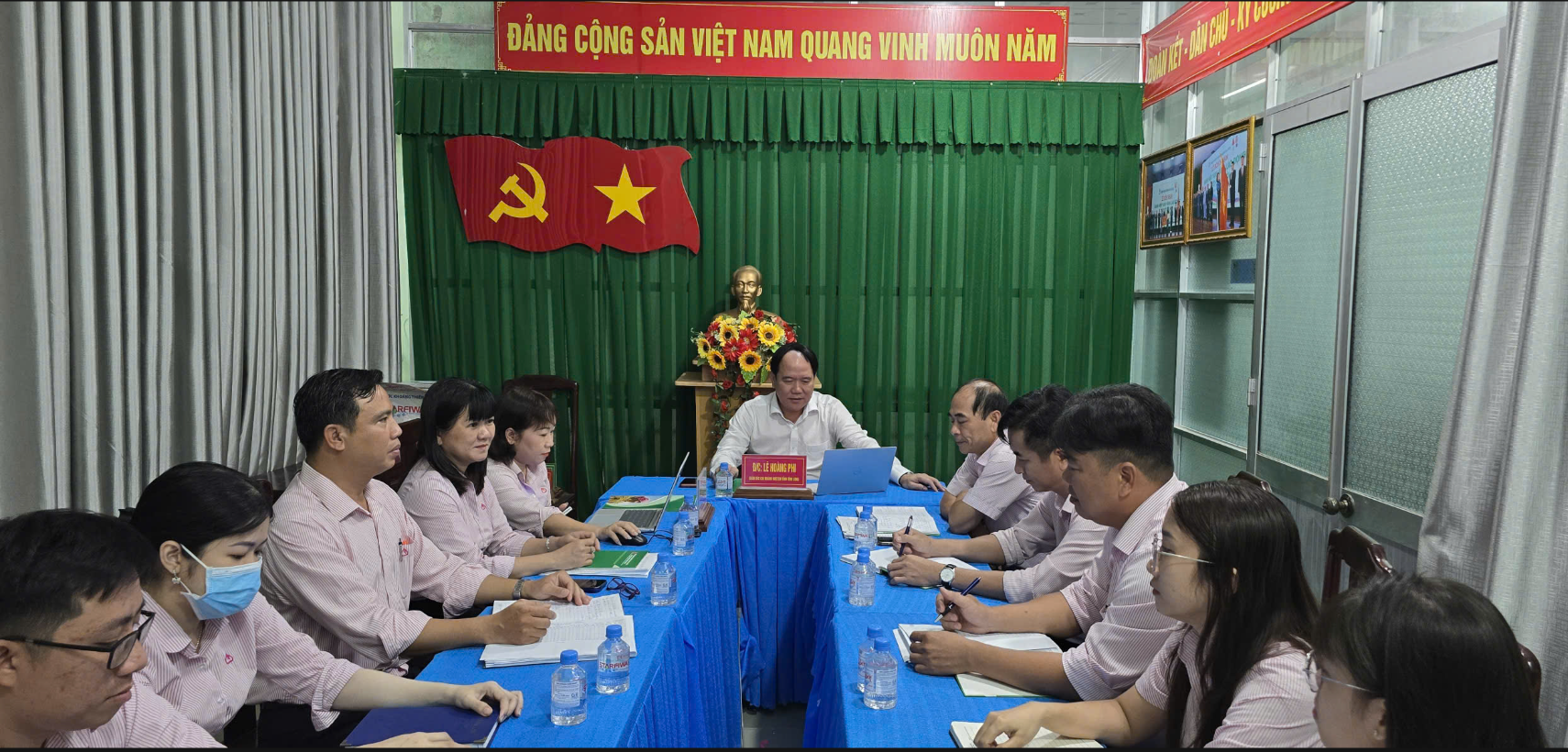 GIÁM ĐỐC CHI NHÁNH NGÂN HÀNG CHÍNH SÁCH XÃ HỘI TỈNH VĨNH LONG LÀM VIỆC VỚI PHÒNG GIAO DỊCH DUYÊN HẢI