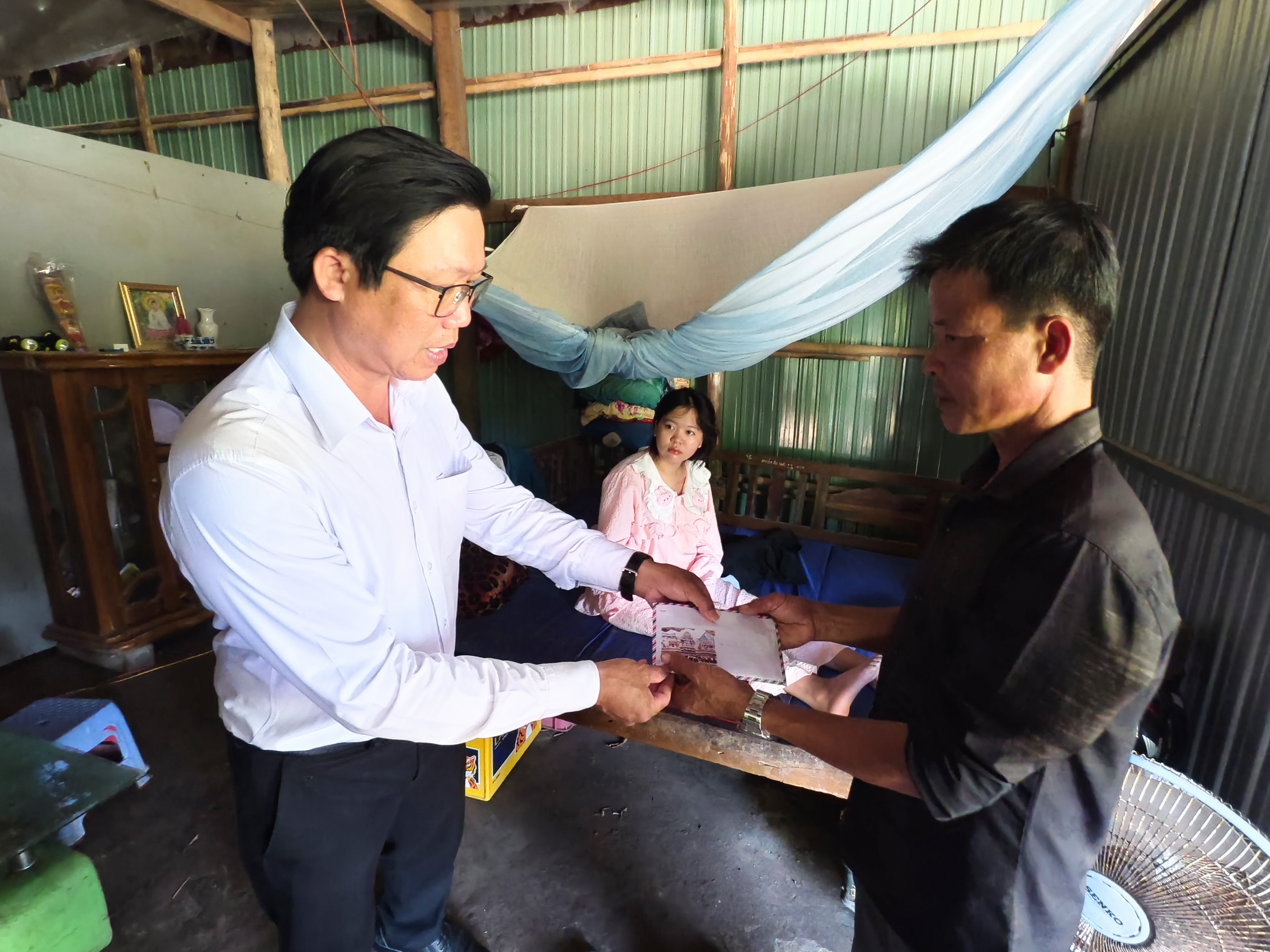 Lãnh đạo Phường Duyên Hải thăm, tặng quà hỗ trợ 10 triệu đồng cho nạn nhân tai nạn giao thông có hoàn cảnh khó khăn