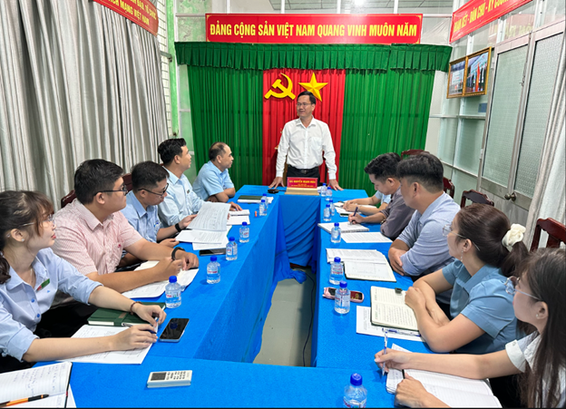ÔNG NGUYỄN MẠNH HOÀI – PHÓ GIÁM ĐỐC CHI NHÁNH NGÂN HÀNG CHÍNH SÁCH XÃ HỘI TỈNH VĨNH LONG LÀM VIỆC VỚI PHÒNG GIAO DỊCH DUYÊN HẢI