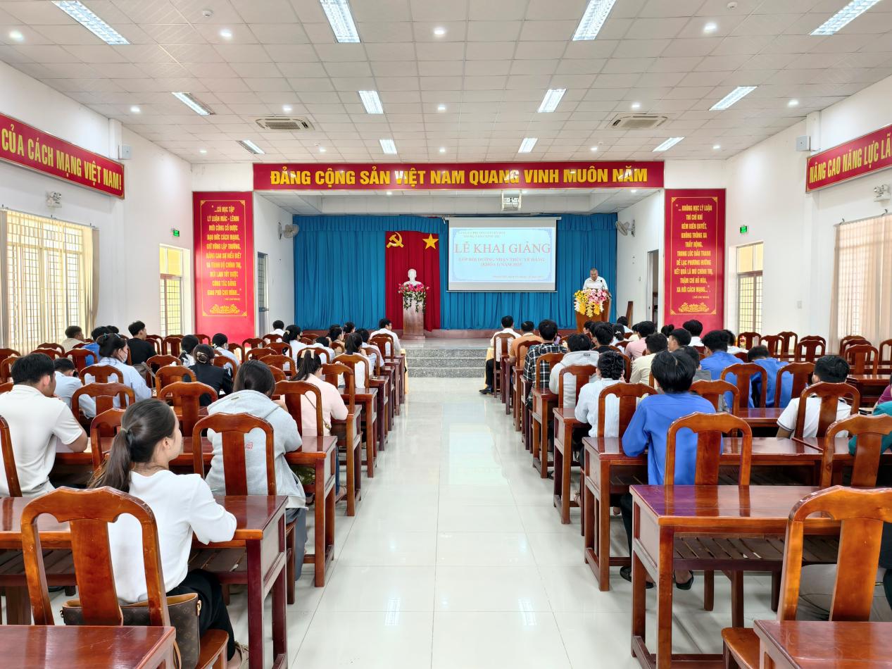 Khai giảng lớp bồi dưỡng nhận thức về Đảng khóa I năm 2025