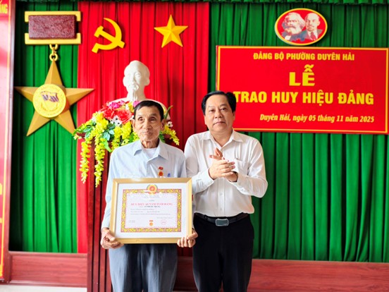 Đảng ủy phường Duyên Hải tổ chức Lễ trao Huy hiệu Đảng đợt 07/11