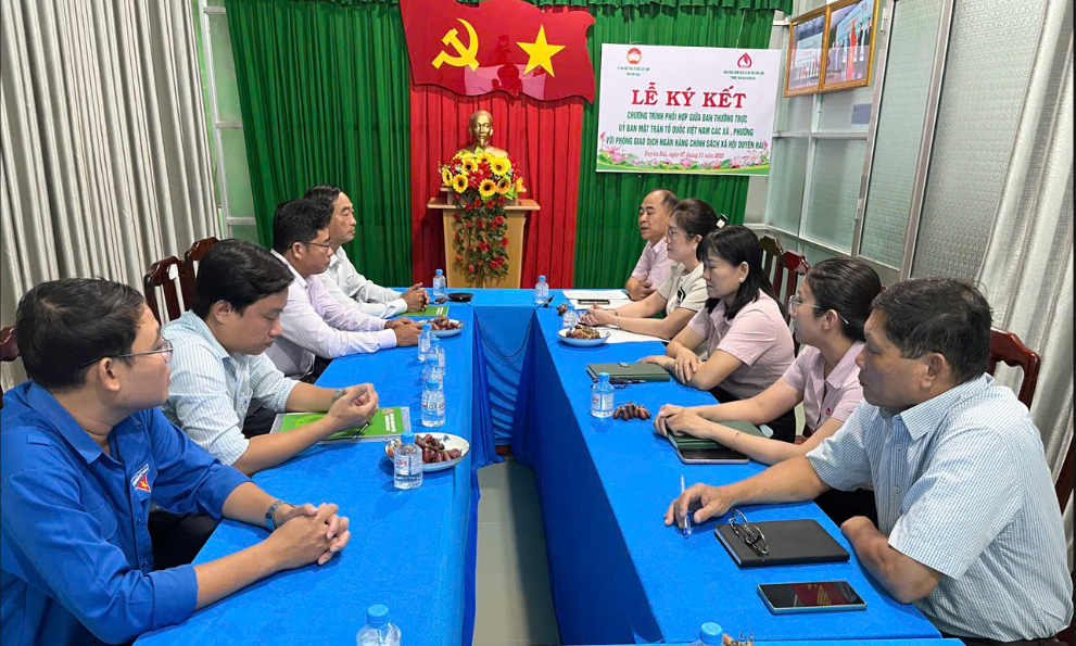 Ký kết Chương trình phối hợp giữa Ban Thường trực Ủy ban Mặt trận Tổ quốc Việt Nam các xã, phường với Phòng giao dịch Ngân hàng Chính sách Xã hội Duyên Hải, tỉnh Vĩnh Long.